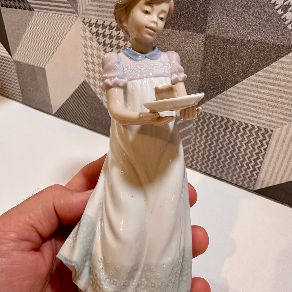 Lladró Porcelain Figurine with cake #5429